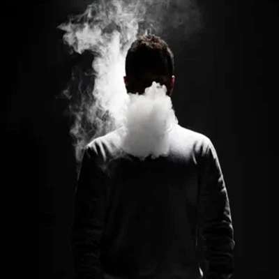 Kāpēc mana e-cigarete padara manus zobus melnus?